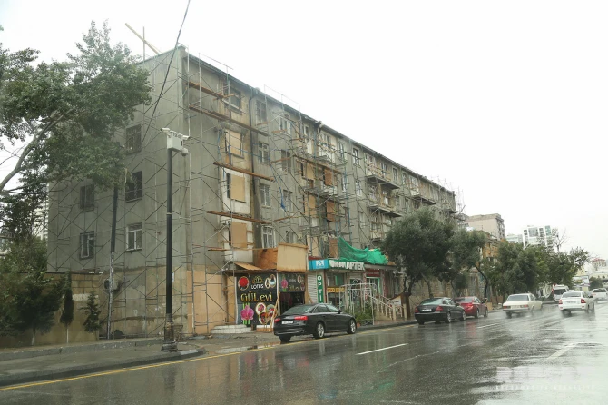 На центральных улицах Баку сносятся балконы (фото)