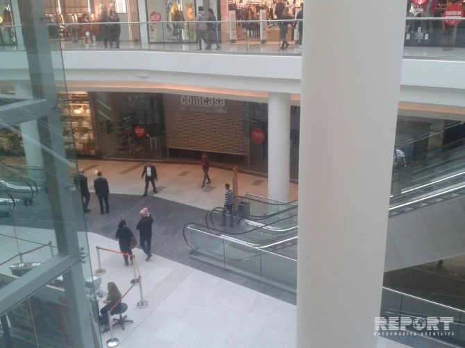 В Gənclik Mall затопило несколько магазинов (фото)