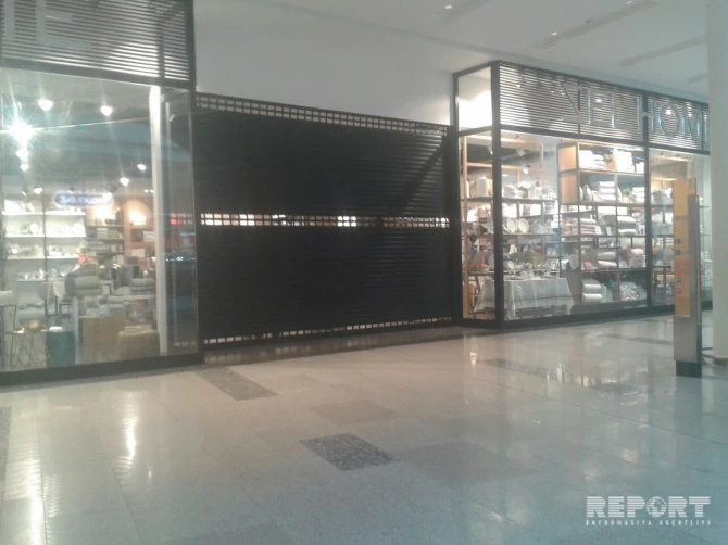 В Gənclik Mall затопило несколько магазинов (фото)