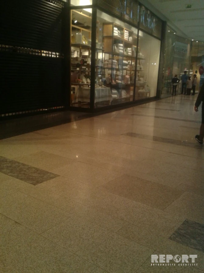 В Gənclik Mall затопило несколько магазинов (фото)