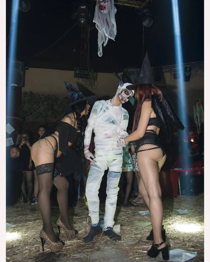 Bakıda +18 party keçirildi - çılpaq qızlar, musiqi ... (FOTO, VİDEO)