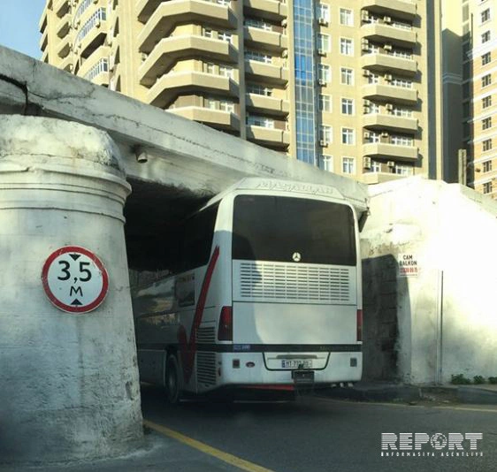 В Баку пассажирский автобус застрял под мостом (фото)