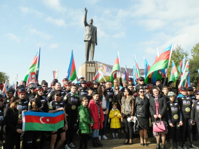 Мадат Гулиев и Анар Алекперов на велопробеге (фото)