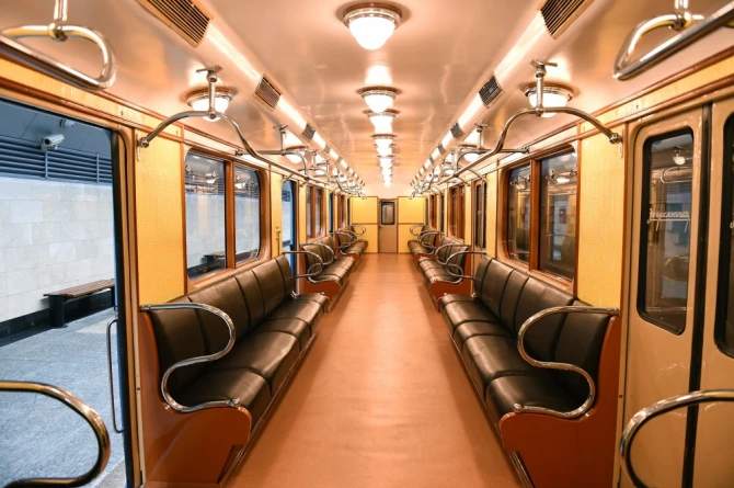 Prezident İlham Əliyev metroya düşüb sərnişinlərlə görüşdü (FOTO)