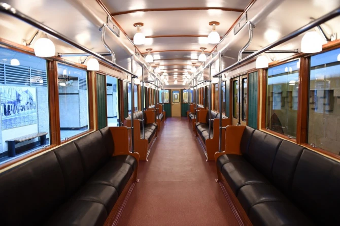 Prezident İlham Əliyev metroya düşüb sərnişinlərlə görüşdü (FOTO)