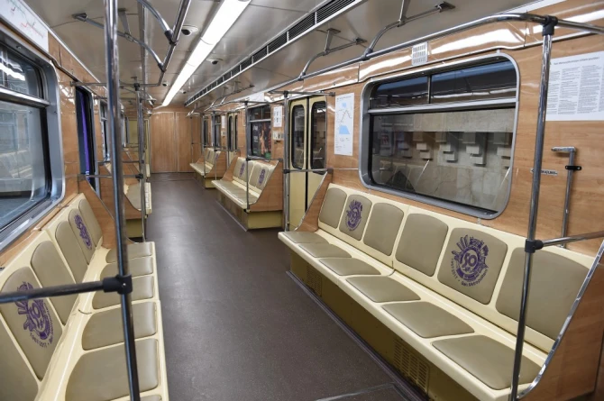 Prezident İlham Əliyev metroya düşüb sərnişinlərlə görüşdü (FOTO)