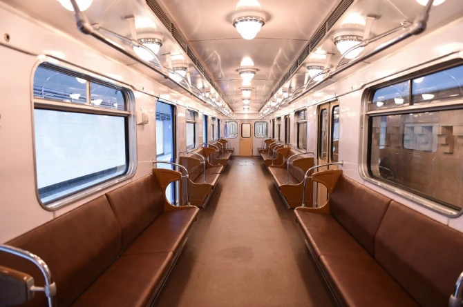 Prezident İlham Əliyev metroya düşüb sərnişinlərlə görüşdü (FOTO)
