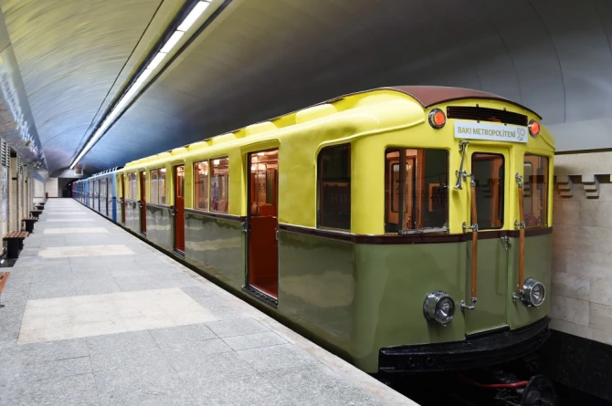 Prezident İlham Əliyev metroya düşüb sərnişinlərlə görüşdü (FOTO)