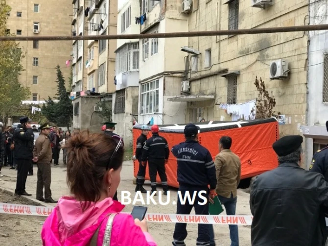 В Баку мужчина  угрожает броситься с крыши здания (ОНЛАЙН-ТРАНСЛЯЦИЯ)