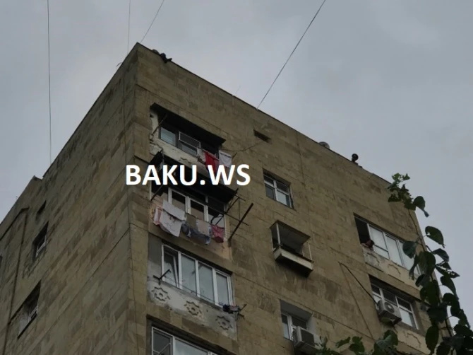 В Баку мужчина  угрожает броситься с крыши здания (ОНЛАЙН-ТРАНСЛЯЦИЯ)