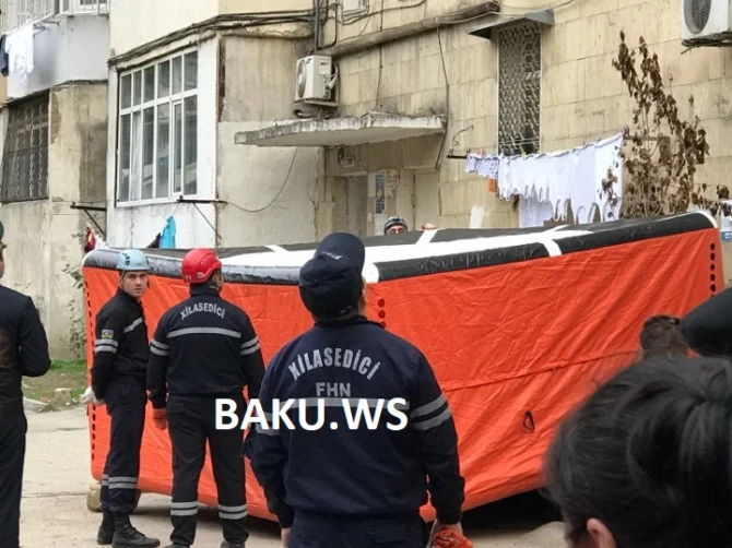 В Баку мужчина  угрожает броситься с крыши здания (ОНЛАЙН-ТРАНСЛЯЦИЯ)