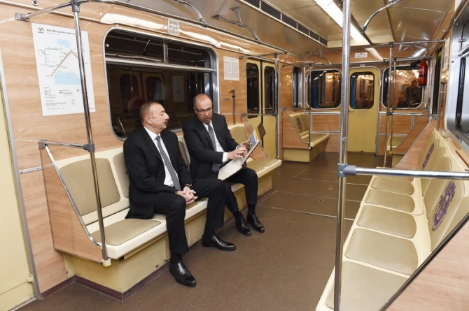 Prezident İlham Əliyev metroya düşüb sərnişinlərlə görüşdü (FOTO)