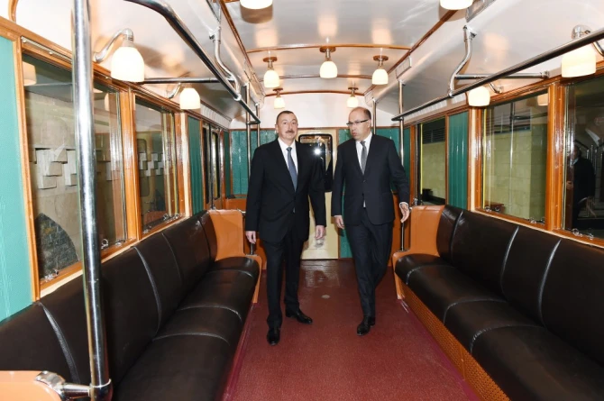 Prezident İlham Əliyev metroya düşüb sərnişinlərlə görüşdü (FOTO)