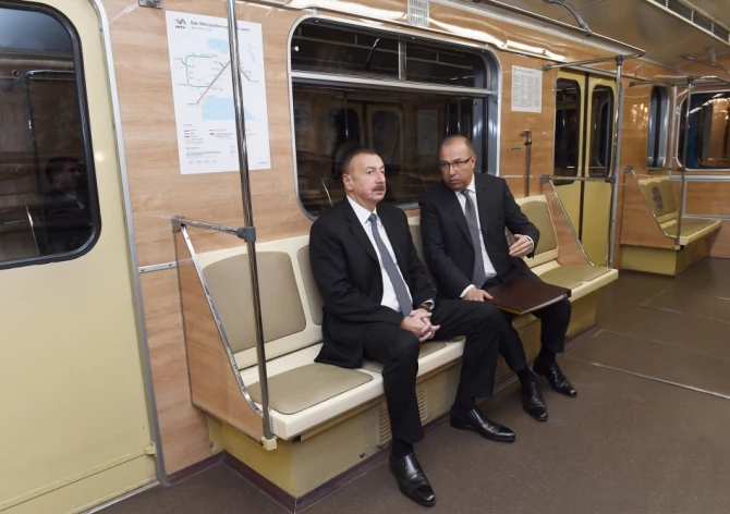Prezident İlham Əliyev metroya düşüb sərnişinlərlə görüşdü (FOTO)