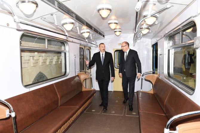 Prezident İlham Əliyev metroya düşüb sərnişinlərlə görüşdü (FOTO)