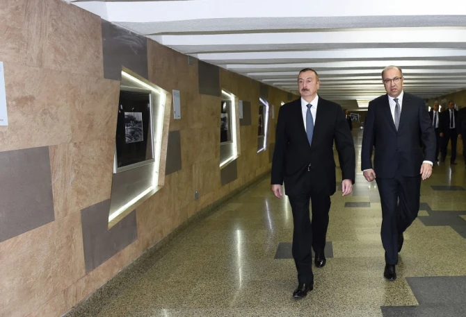 Prezident İlham Əliyev metroya düşüb sərnişinlərlə görüşdü (FOTO)