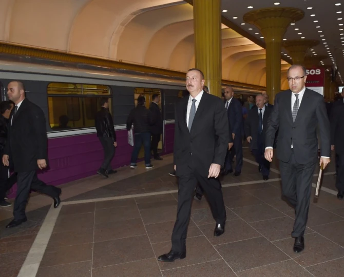 Prezident İlham Əliyev metroya düşüb sərnişinlərlə görüşdü (FOTO)