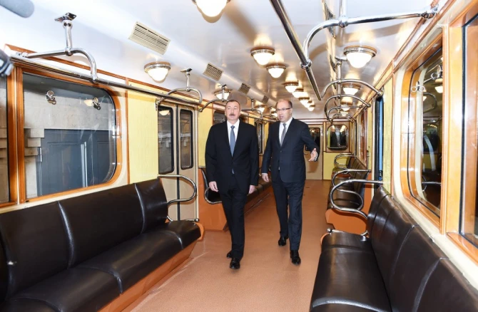 Prezident İlham Əliyev metroya düşüb sərnişinlərlə görüşdü (FOTO)