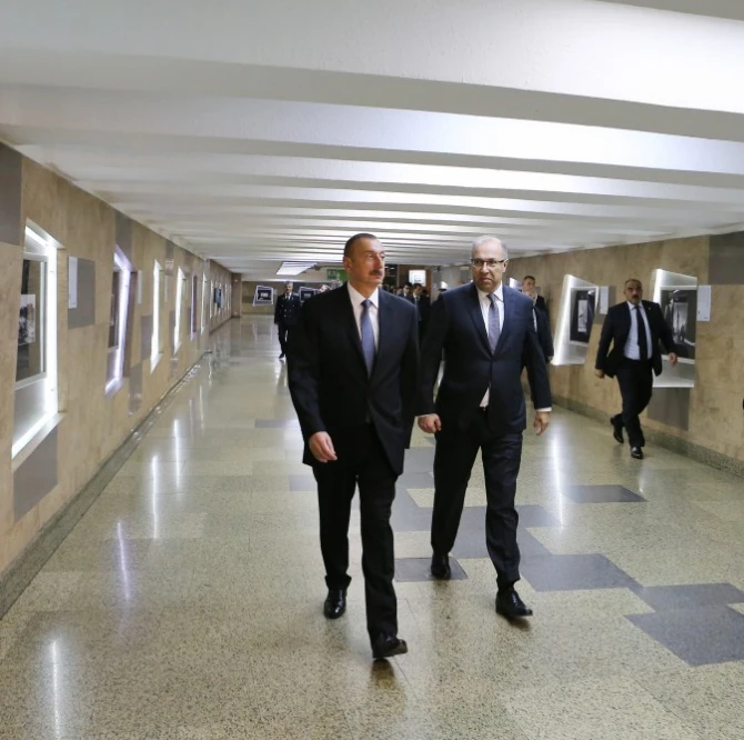 Prezident İlham Əliyev metroya düşüb sərnişinlərlə görüşdü (FOTO)