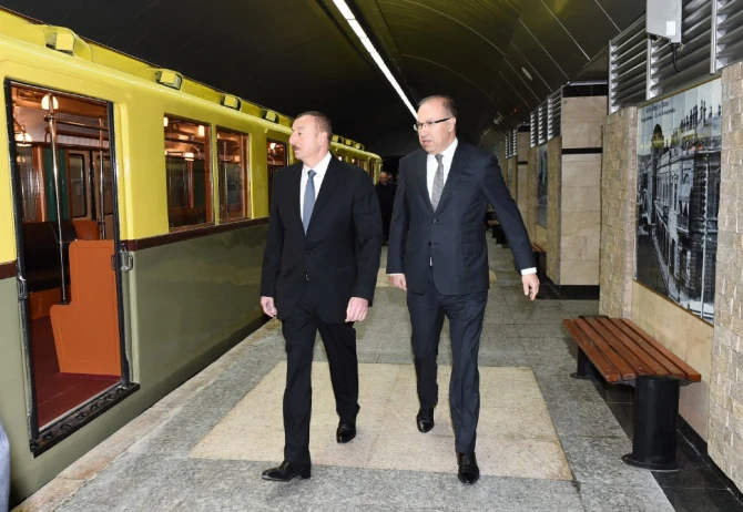 Prezident İlham Əliyev metroya düşüb sərnişinlərlə görüşdü (FOTO)
