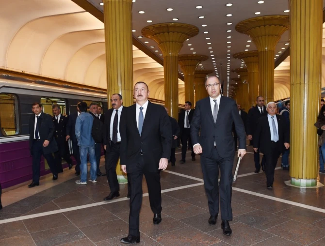 Prezident İlham Əliyev metroya düşüb sərnişinlərlə görüşdü (FOTO)