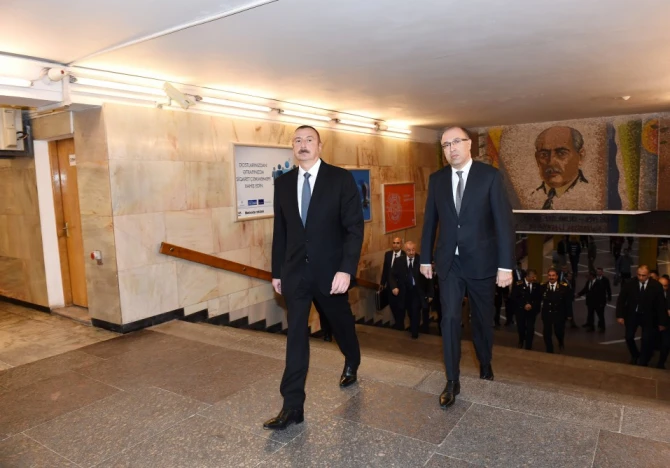 Prezident İlham Əliyev metroya düşüb sərnişinlərlə görüşdü (FOTO)