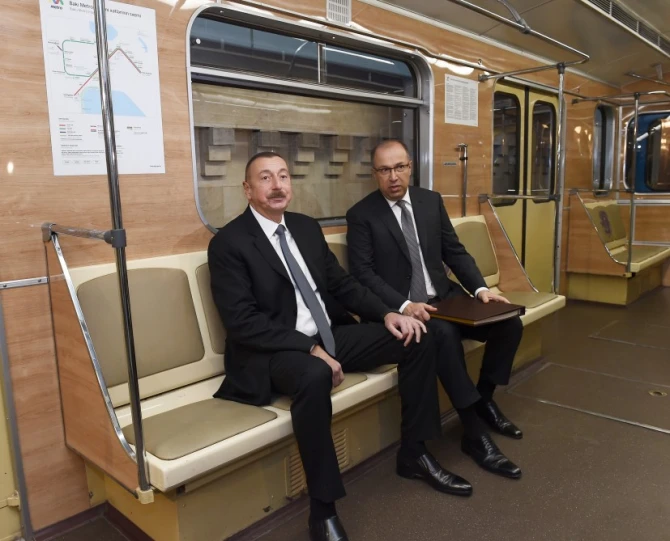 Prezident İlham Əliyev metroya düşüb sərnişinlərlə görüşdü (FOTO)