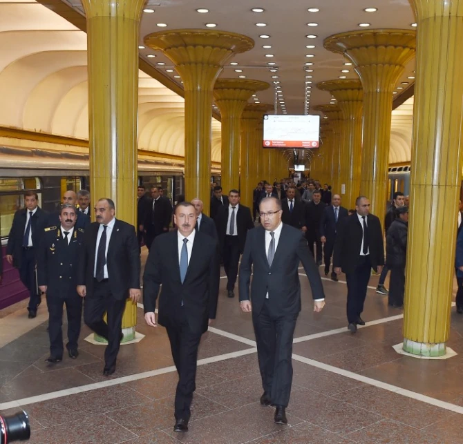 Prezident İlham Əliyev metroya düşüb sərnişinlərlə görüşdü (FOTO)