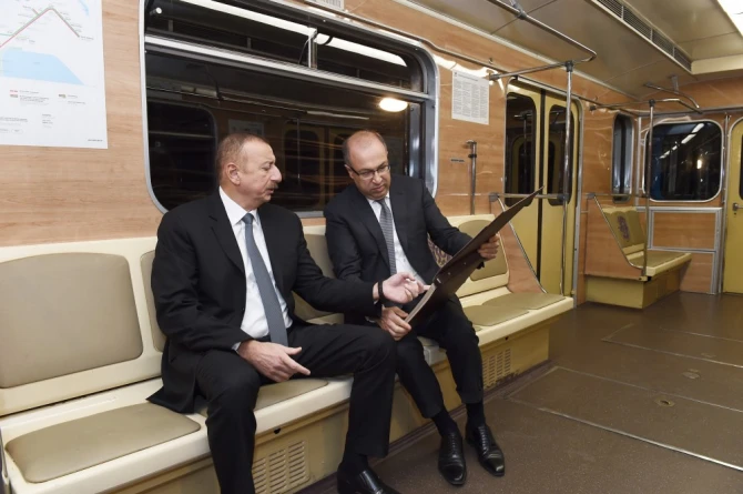 Prezident İlham Əliyev metroya düşüb sərnişinlərlə görüşdü (FOTO)