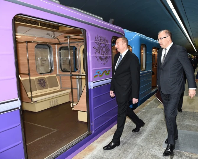 Prezident İlham Əliyev metroya düşüb sərnişinlərlə görüşdü (FOTO)