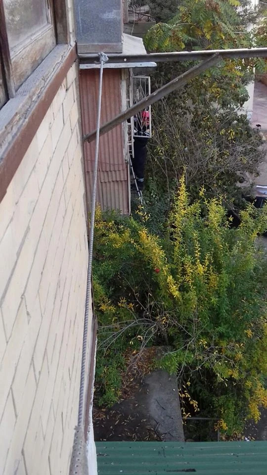 В Баку сотрудники МЧС провели операцию по спасению кошки (фото)