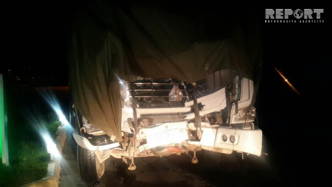 В Баку грузовик столкнулся с пассажирским автобусом, 10 человек пострадали (фото)