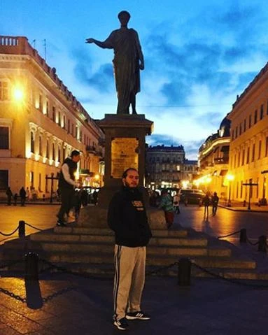 Azərbaycanlı qızlar oğlanı meşəyə aparıb başına oyun açdılar (FOTO)