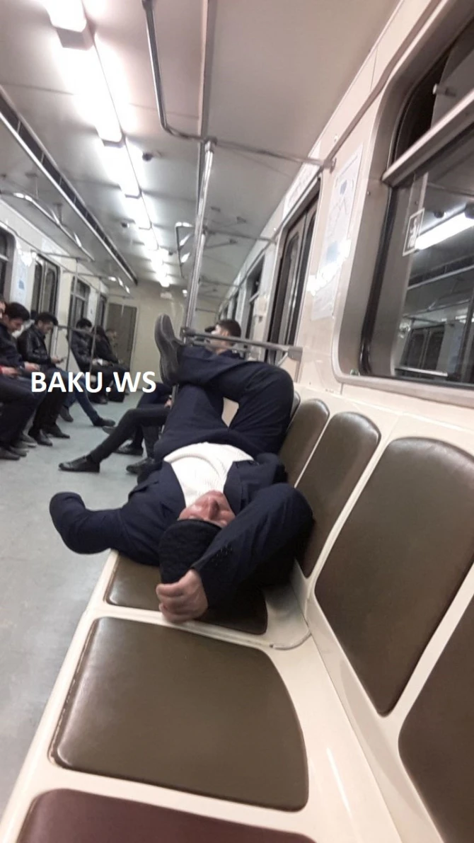 Поведение пассажира в бакинском метро удивило всех (фото)