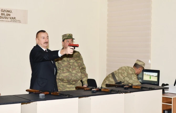 Prezident tapançanı götürüb nişan aldı (VİDEO, FOTO)