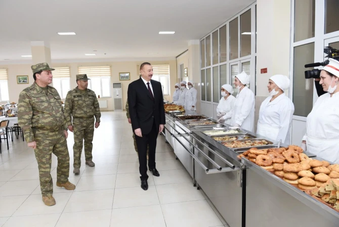 Prezident tapançanı götürüb nişan aldı (VİDEO, FOTO)