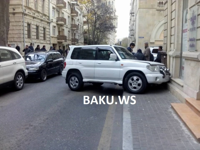 Bakıda qadın sürücü məktəbin qarşısında qəzaya düşdü (FOTO)