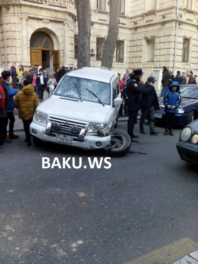 Bakıda qadın sürücü məktəbin qarşısında qəzaya düşdü (FOTO)
