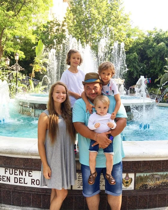 Сергей Жуков показал свою дочь от первого брака с младшими детьми (фото)