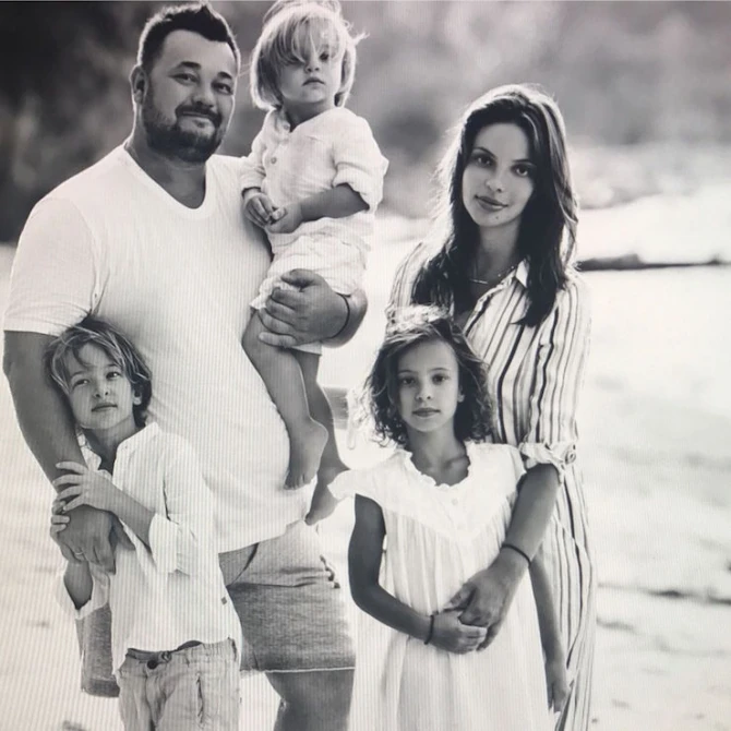 Сергей Жуков показал свою дочь от первого брака с младшими детьми (фото)