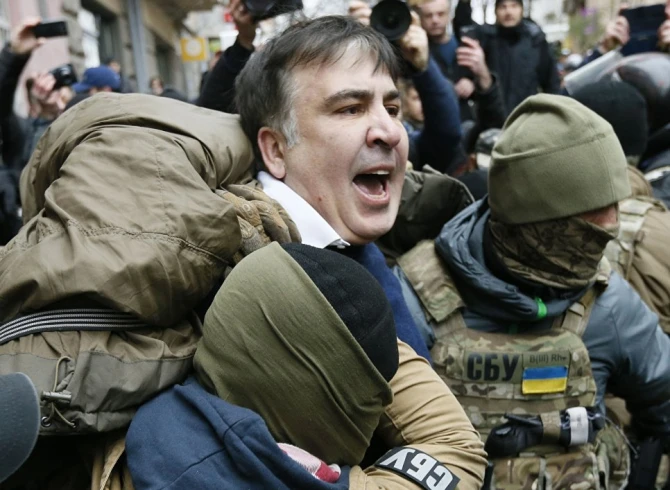Сторонники Саакашвили сломали дверь микроавтобуса и освободили политика (фото)