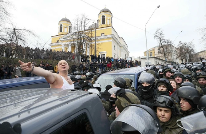 Сторонники Саакашвили сломали дверь микроавтобуса и освободили политика (фото)