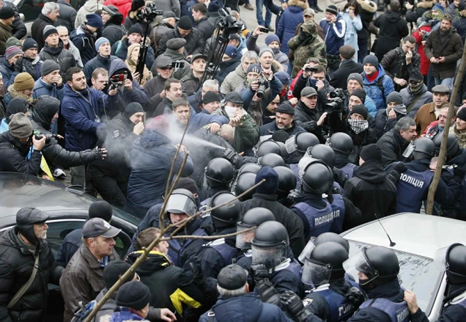Сторонники Саакашвили сломали дверь микроавтобуса и освободили политика (фото)