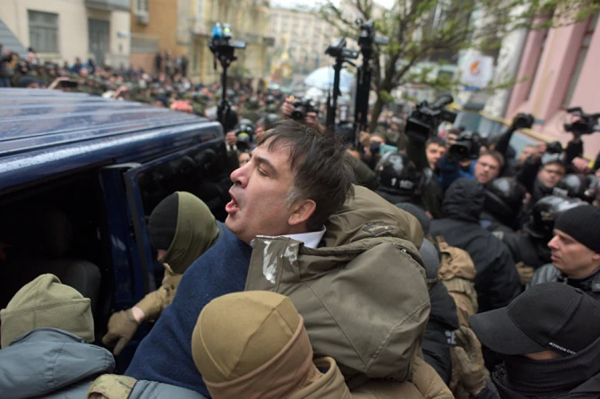 Сторонники Саакашвили сломали дверь микроавтобуса и освободили политика (фото)