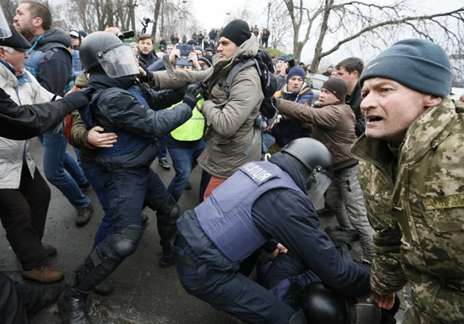 Сторонники Саакашвили сломали дверь микроавтобуса и освободили политика (фото)