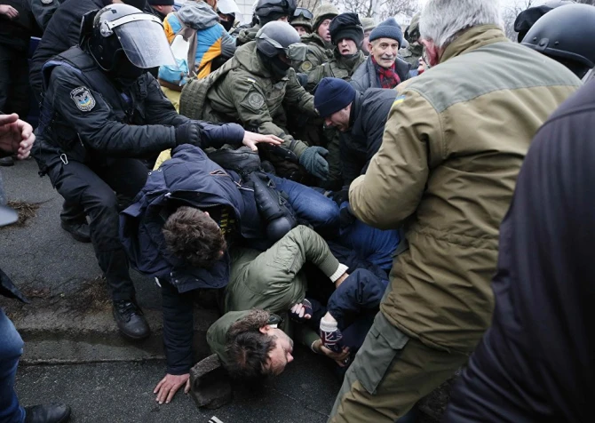 Сторонники Саакашвили сломали дверь микроавтобуса и освободили политика (фото)