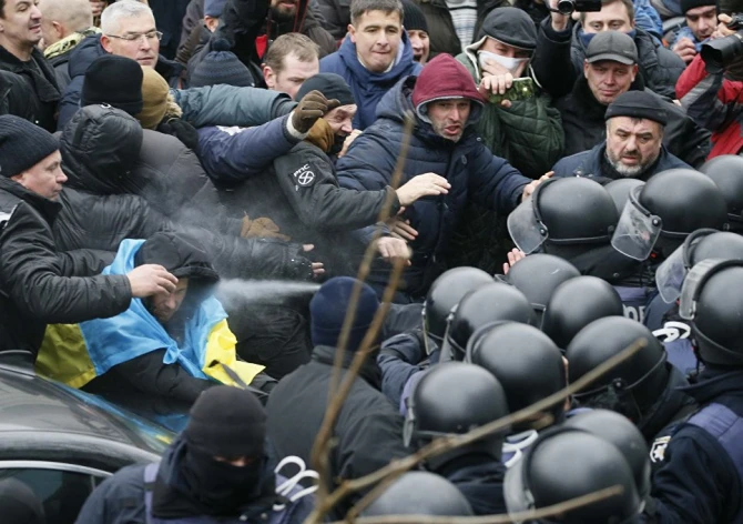 Сторонники Саакашвили сломали дверь микроавтобуса и освободили политика (фото)
