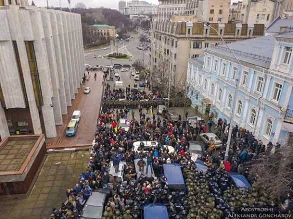 Сторонники Саакашвили сломали дверь микроавтобуса и освободили политика (фото)