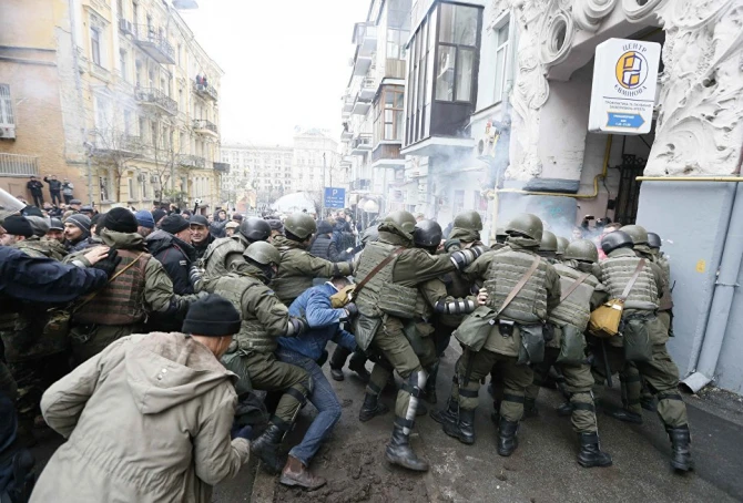 Сторонники Саакашвили сломали дверь микроавтобуса и освободили политика (фото)