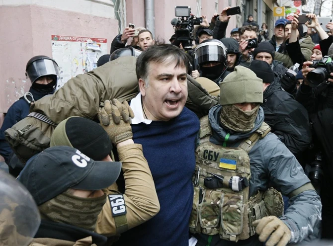 Сторонники Саакашвили сломали дверь микроавтобуса и освободили политика (фото)